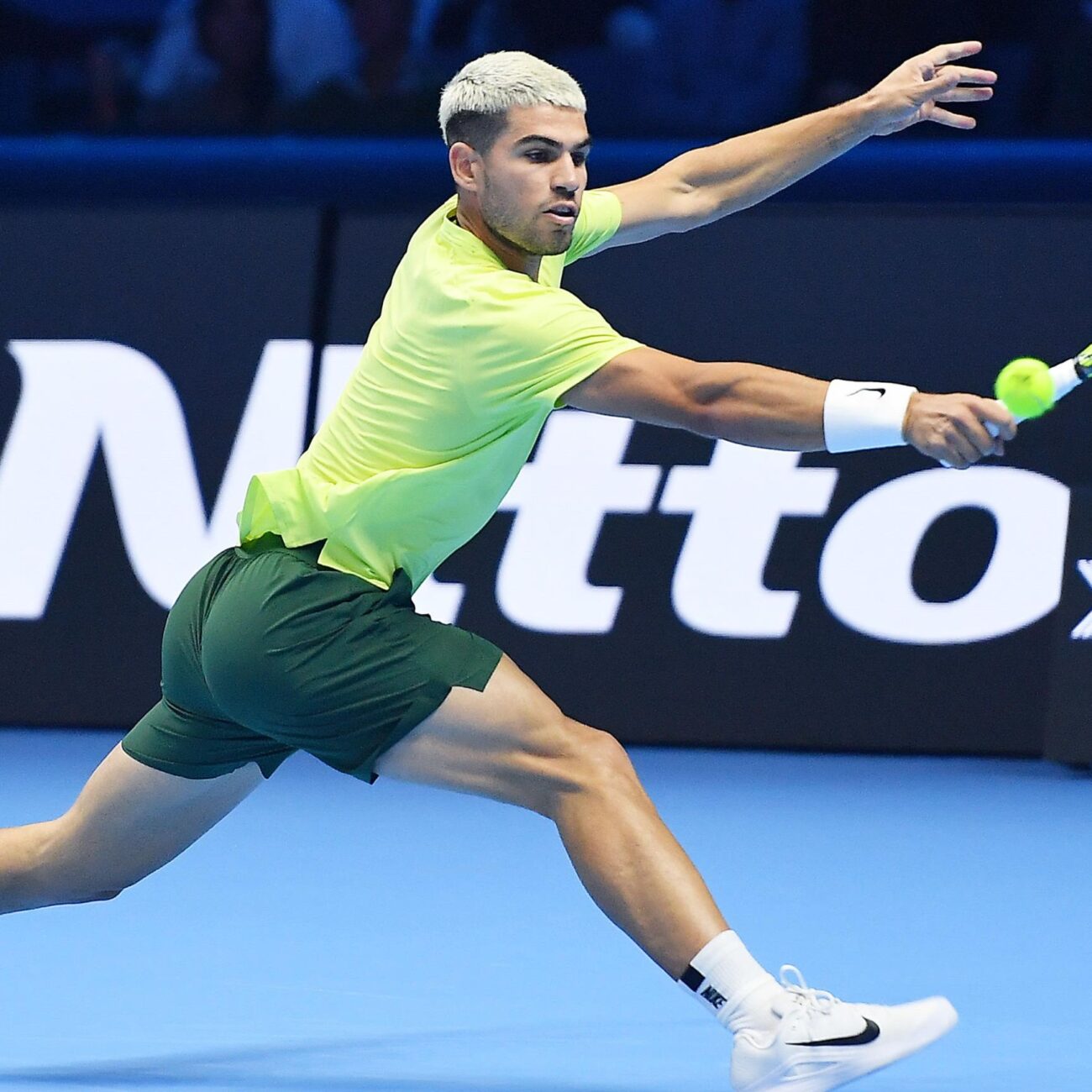 Carlos Alcaraz jugando en Nitto ATP Finals 2025 Turín revés con potencia