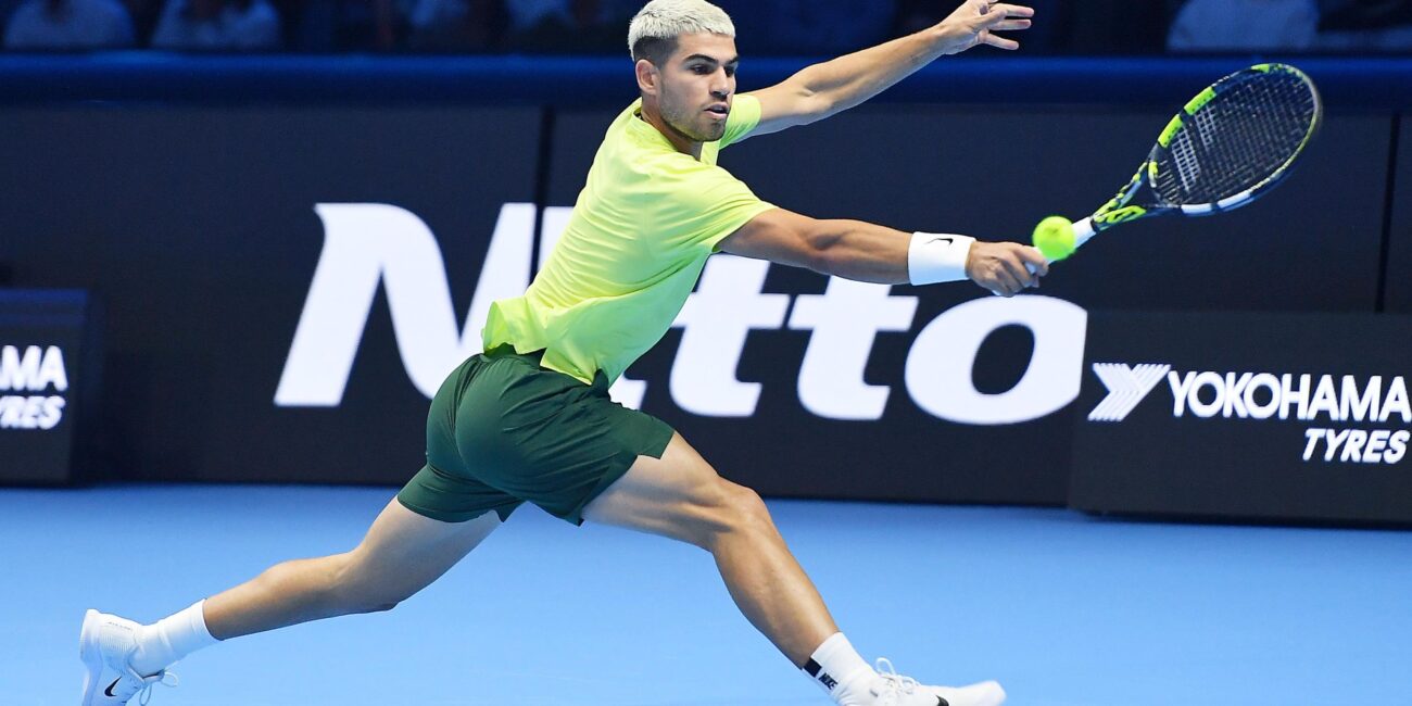Carlos Alcaraz jugando en Nitto ATP Finals 2025 Turín revés con potencia