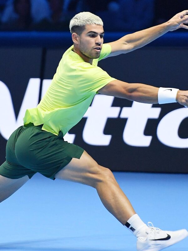 Carlos Alcaraz jugando en Nitto ATP Finals 2025 Turín revés con potencia