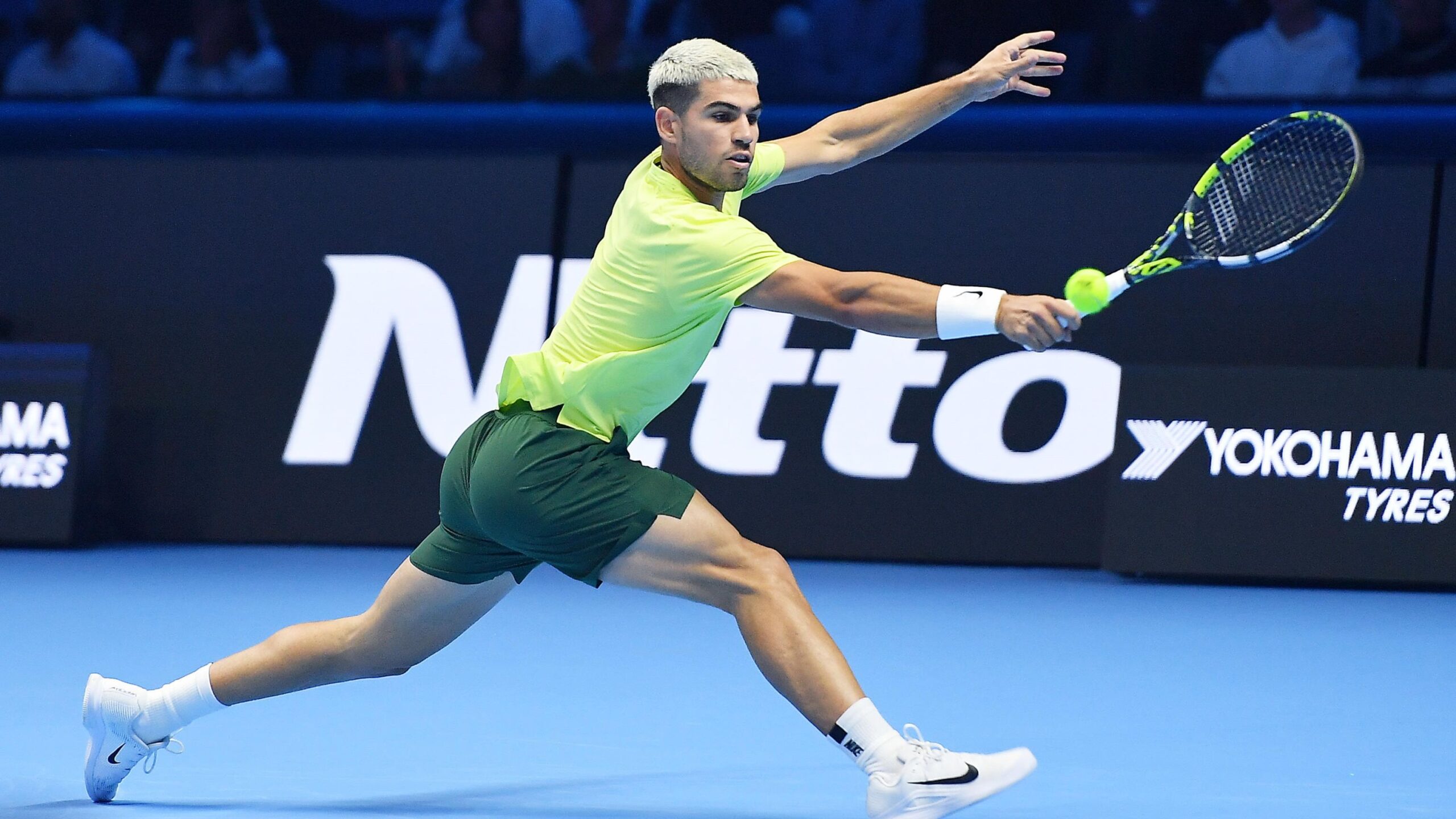 Carlos Alcaraz jugando en Nitto ATP Finals 2025 Turín revés con potencia